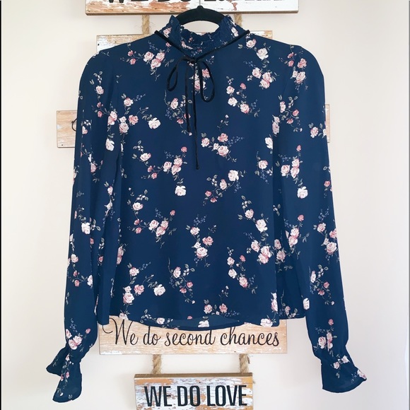 Divided Tops - NWOT - The Cutest Shirt 🦋💕